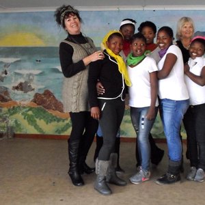 Margi Muller (links) en haar groepie Masakhane dansertjies, met Stella Swart regs wat haar bygestaan het